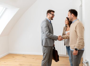 Adam ve hamile karısı, bir emlakçıyla konuşuyorlar. Satılık ya da kiralık bir daireyi ziyaret ediyorlar. Müstakbel ebeveynler daire alıyor. Emlak kavramı