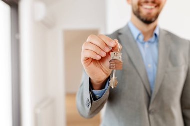 Emlakçının elinde bir mülkün anahtarı var. Bir daire alıyorum. Gayrimenkul ve ipotek.