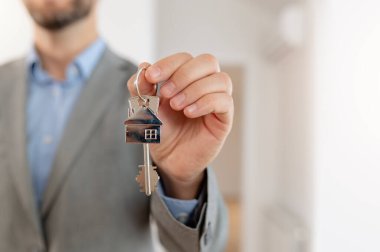 Emlakçının elinde bir mülkün anahtarı var. Bir daire alıyorum. Gayrimenkul ve ipotek.