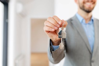 Emlakçının elinde bir mülkün anahtarı var. Bir daire alıyorum. Gayrimenkul ve ipotek.