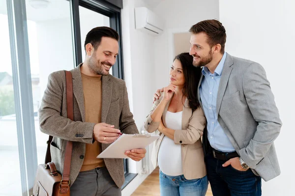 Adam ve hamile karısı, bir emlakçıyla konuşuyorlar. Satılık ya da kiralık bir daireyi ziyaret ediyorlar. Müstakbel ebeveynler daire alıyor. Emlak kavramı