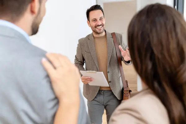 Man His Pregnant Wife Talking Real Estate Agent Visiting Apartment — Stock Photo, Image