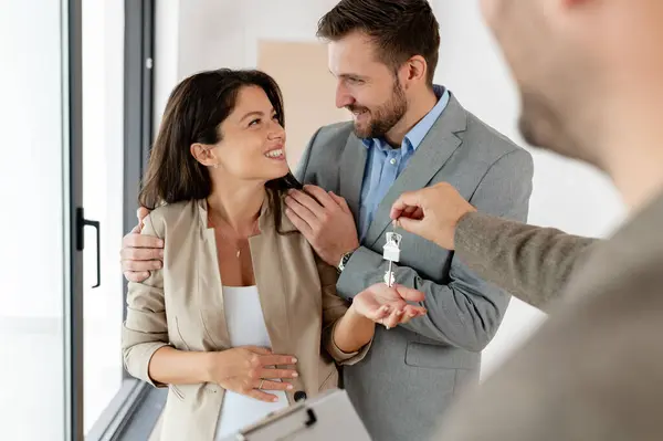 Adam ve hamile karısı, bir emlakçıyla konuşuyorlar. Satılık ya da kiralık bir daireyi ziyaret ediyorlar. Müstakbel ebeveynler daire alıyor. Emlak kavramı