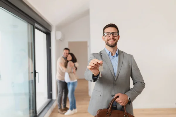 Man His Pregnant Wife Talking Real Estate Agent Visiting Apartment — Stock Photo, Image