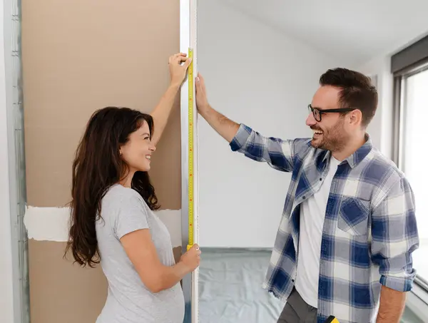 Young Beautiful Cheerful Couple Comprising Man His Pregnant Wife Measuring — Stock Photo, Image