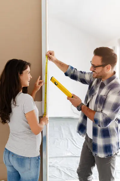 Young Beautiful Cheerful Couple Comprising Man His Pregnant Wife Measuring — Stock Photo, Image