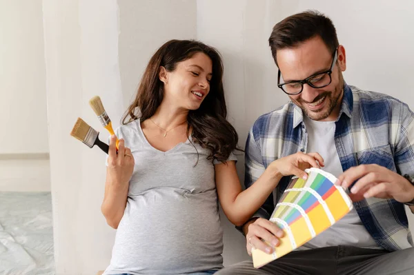 Pregnant Woman Her Husband Choosing Paint Color Painting Walls New — Stock Photo, Image
