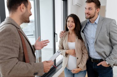 Emlakçısı olan genç bir çift.