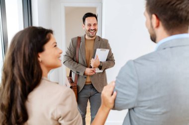 Emlakçısı olan genç bir çift.