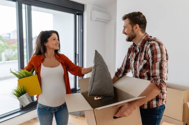 Kutu taşıma günü konsepti olan genç çift