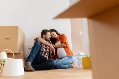 Genç çift yeni evine taşınıyor. Çift yerde dinleniyor..