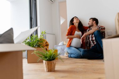 Genç çift yeni evine taşınıyor. Çift yerde dinleniyor..