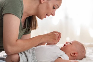 Anne ve bebeği oyun oynarken kapat. 