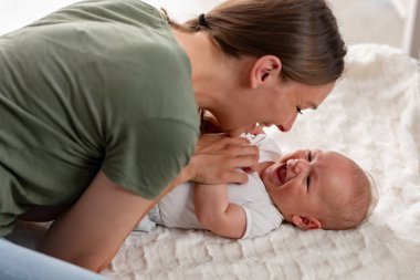 Anne ve bebeği oyun oynarken kapat. 