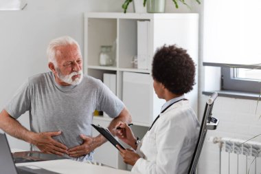 Kıdemli doktor, sağlık sorunuyla ilgili danışmanlık yapıyor.