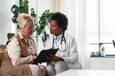 Doktor, kıdemli hastaya danışmanlık yapıyor.