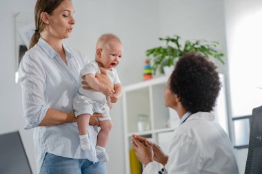 Anne ve çocuk doktor çocuk doktoruyla. 