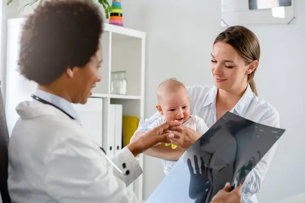 Mutter Und Kind Beim Kinderarzt — Stockfoto