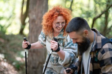 Ormanda yürüyüş yapan mutlu genç çift. 