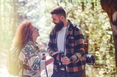 Mutlu genç çift dağlardaki orman yolunda eğleniyor, genç adam ve kadın. 