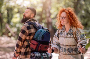 Ormanda yürüyen genç bir çift.