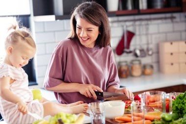 Anne ve kızı mutfakta 