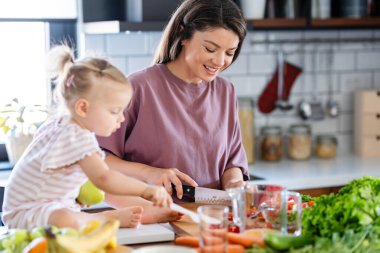 Anne ve kızı mutfakta 