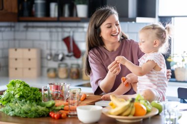 Mutlu anne ve kız kahvaltıyı evde hazırlıyorlar. 