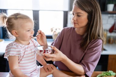 Mutlu anne ve kız kahvaltıyı evde hazırlıyorlar. 