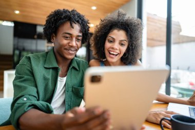 gülümseyen çift dijital tablet evde kullanma 