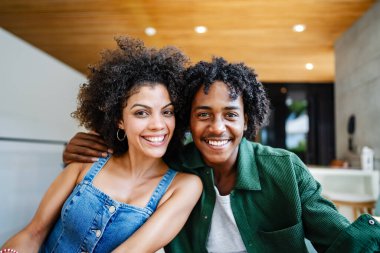 Gülümseyen Afro-Amerikan çiftin portresi.  