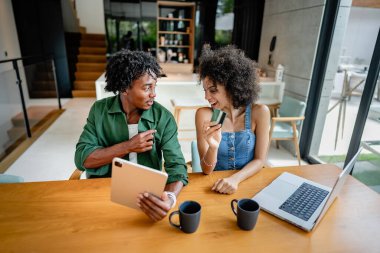 gülümseyen çift dijital tablet evde kullanma 
