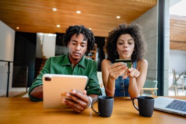 Dijital tabletli genç Afrikalı Amerikalı çift 