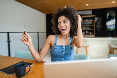 Kredi kartıyla online alışveriş yapan Afrikalı Amerikalı kadını kapatın.