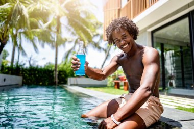 Yüzme havuzundaki Afrikalı Amerikalı genç adam.