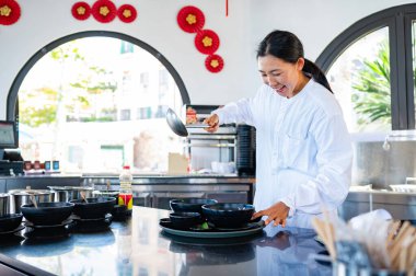 Restoran mutfağında Asyalı şef.