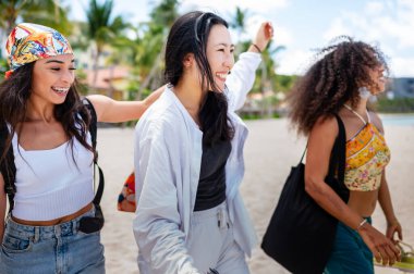 Mutlu genç kadınlar yürüyor ve gülüyor. 