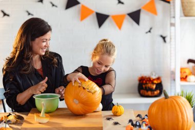 Anne ve kızı evde fener yapıyor. 