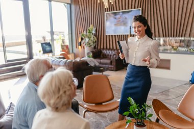 Yetişkin çift otel yönetimiyle konuşuyor. 
