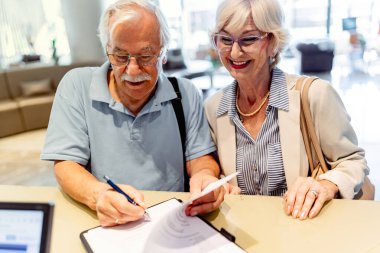 İki son sınıf öğrencisi otelde doktorluk yapıyor. 