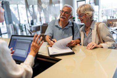 İki son sınıf öğrencisi otelde doktorluk yapıyor. 