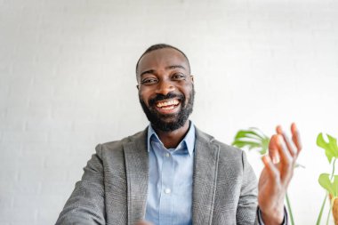 Gülümseyen Afrikalı İşadamıNın Portresi