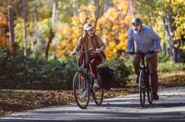 Parkta bisiklete binen yaşlı çift. etkin yaşam tarzı ve etkin boş zaman. 