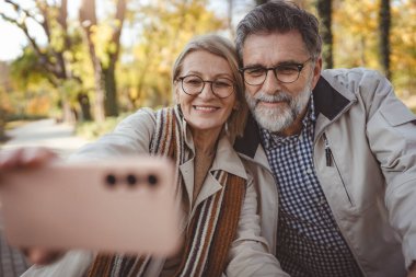 Park 'ta selfie çeken yaşlı çift.  