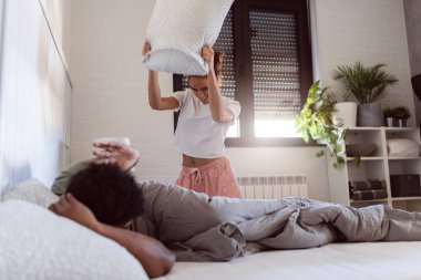 Genç çift yastık savaşı yapıyor. 