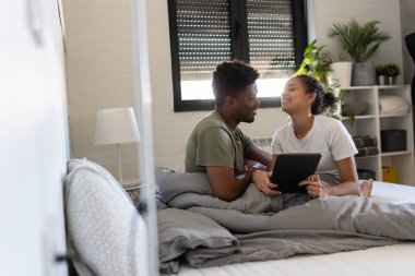Evde dijital tablet kullanan çift
