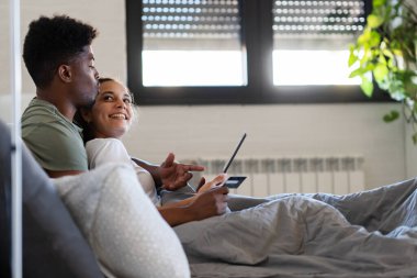 Mutlu çift online siparişler için tablet kullanıyor