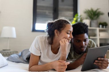 Çift dijital tablet kullanarak evde online sipariş veriyor