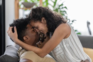 genç bir çift kanepe evde öpüşme