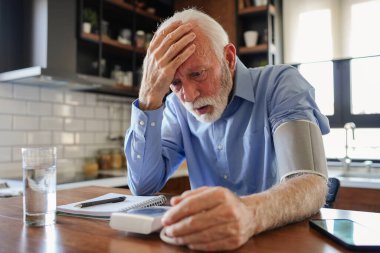 Kan basıncını ölçen adamı kapat.